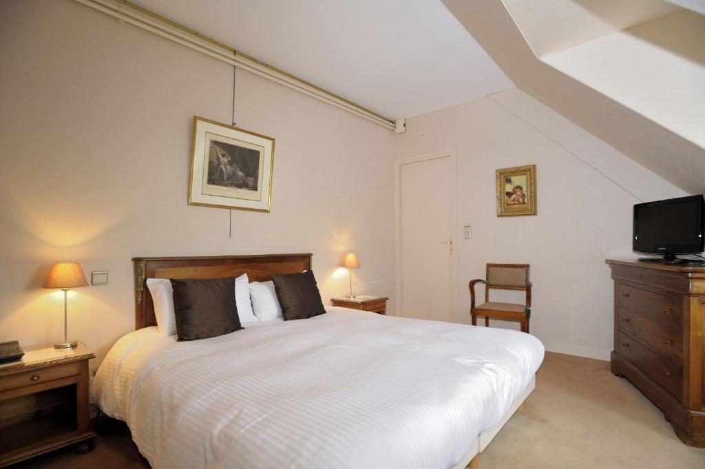 Le Relais De La Poste Hotel Neuvéglise Buitenkant foto